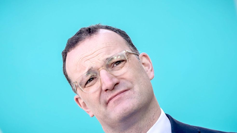 Spahn und sein Mann Daniel Funke hatten am Mittwoch bekanntgegeben, dass sie Eltern geworden sind. (Archivbild) Foto: Michael Kappeler/dpa