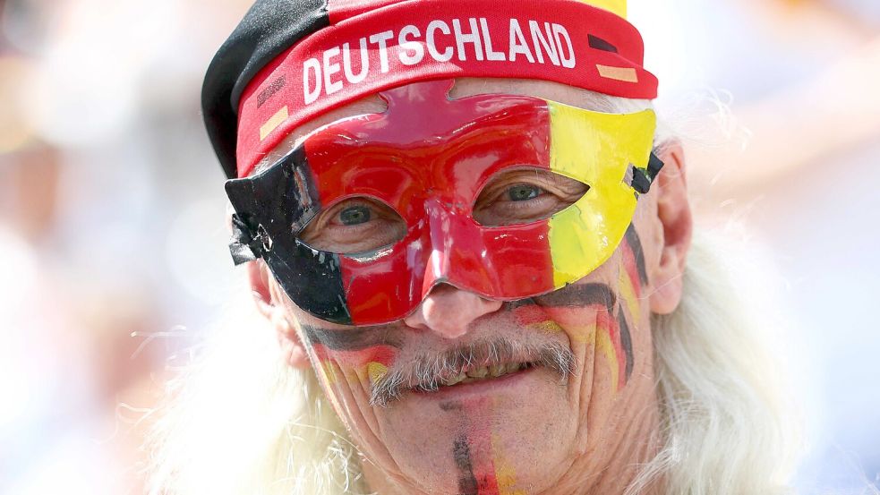 Dass Deutschland Weltmeister im Fußball wird, haben selbst eingefleischte Fans bezweifelt. Das frühe Aus steht sinnbildlich für eine andere Entwicklung. Foto: AFP/Cole Burston