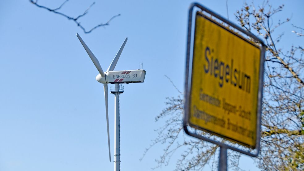 Seit 1993 dreht sich eine Windkraftanlage vom Typ Enercon 33 in Siegelsum. Jetzt sollen weitere und größere Windräder hinzukommen.Foto: Thomas Dirks