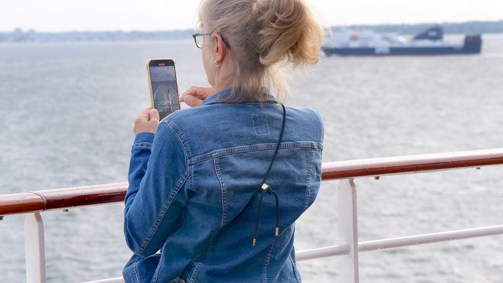 Kurz ein Urlaubsfoto in die Chatgruppe schicken oder im Internet surfen kann auf einem Kreuzfahrtschiff auf offener See schnell eine hohe Rechnung verursachen. Foto: IMAGO / Martin Wagner