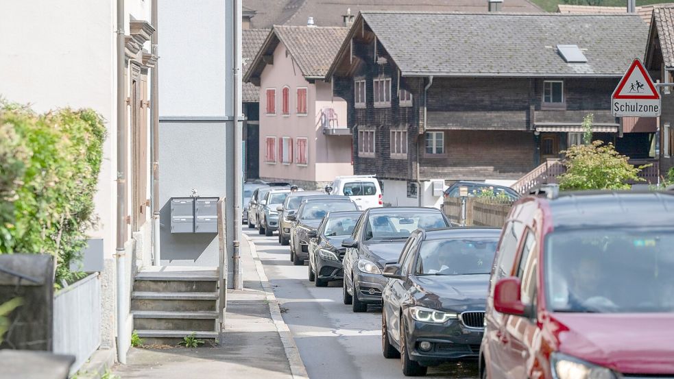 Der Ausweichverkehr aufgrund des Gotthard-Staus belastet das Dorf Amsteg. Foto: Urs Flueeler