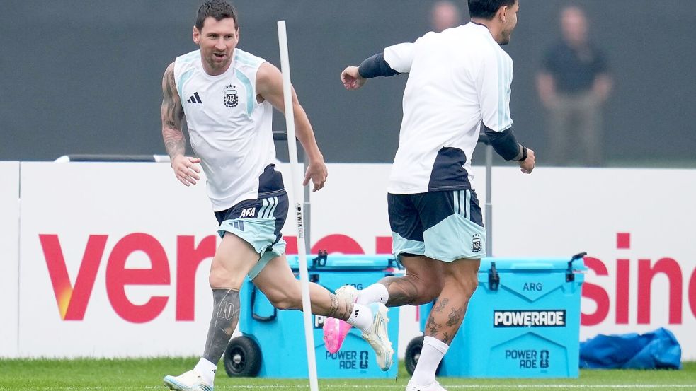 Lionel Messi konnte das Abschlusstraining mit seinen Kollegen absolvieren - Spanien sagte die letzte Einheit wegen des Gewitters ab. Foto: Abbie Parr