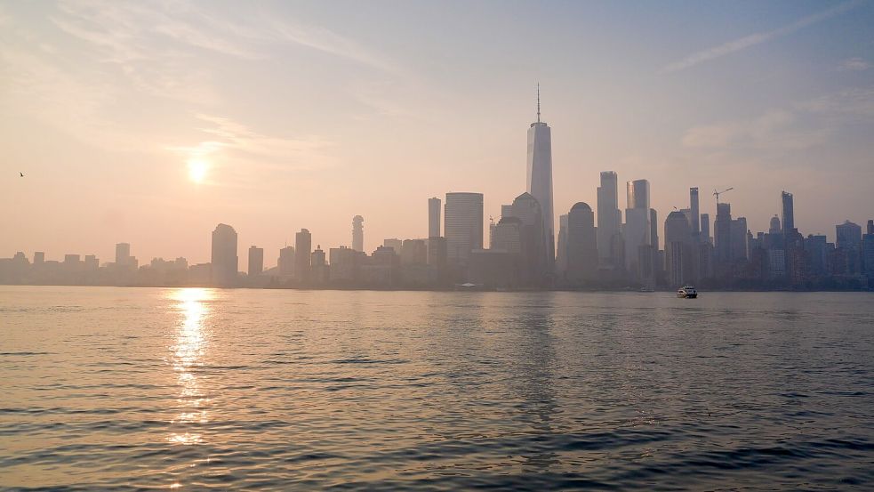 Rauch trübt die Luft in der Millionenmetropole New York. Foto: Ryan Murphy/FR172324 AP/AP/dpa