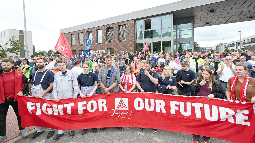 Betriebsräte und Vertrauensleute von Volkswagen beteiligten sich an einer Informations- und Protestaktion der IG Metall vor dem VW-Werk Emden. Am Tag der Aufsichtsratssitzung der Volkswagen AG in Wolfsburg am 9. Juli 2026 organisierte die IG Metall bundesweit Informations- und Protestaktionen an zahlreichen Standorten des Konzerns. Foto: Lars Penning/DPA