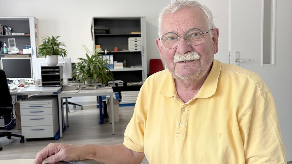 Der Auricher Kriminalist und Fotograf Peter Veckenstedt hat die legendäre Wasserschlacht bei der Fußball-Weltmeisterschaft zwischen Deutschland und Polen am 3. Juli 1974 hautnah erlebt. Der damalige Polizist hatte Dienst im Frankfurter Waldstadion. Einige Eindrücke hat er bis heute nicht vergessen. Foto: Wolf-Rüdiger Saathoff