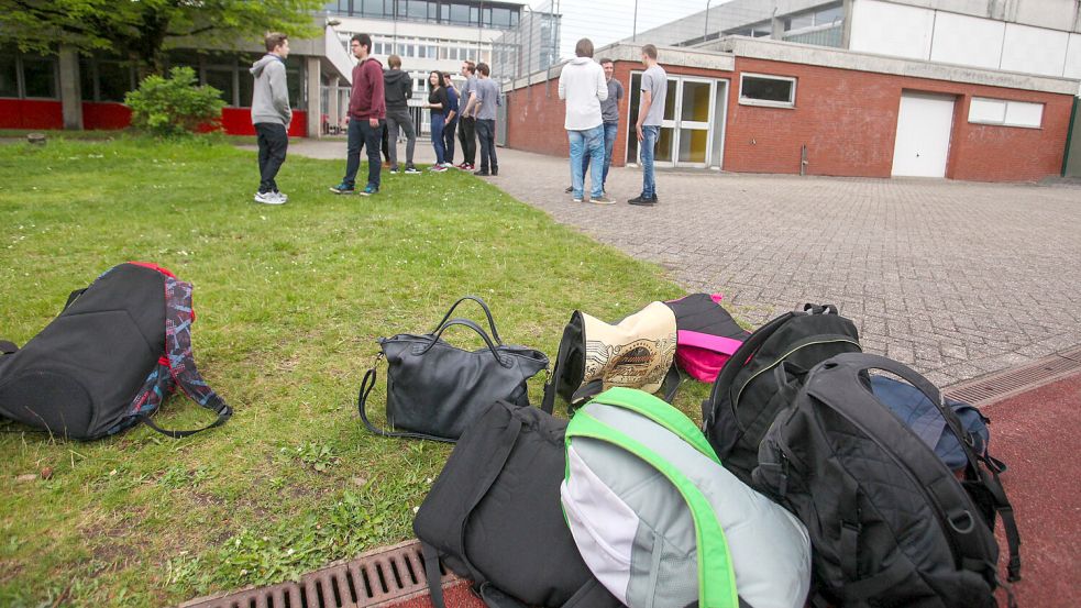 Schulranzen und Taschen liegen auf dem Gelände der ehemaligen IGS Waldschule Egels, die inzwischen Außenstelle des Auricher Gymnasiums ist. In dieser Außenstelle gab es zumindest für ältere Kinder eine Sprachvorbereitung, die eingestellt wurde. Foto: Archiv/Romuald Banik
