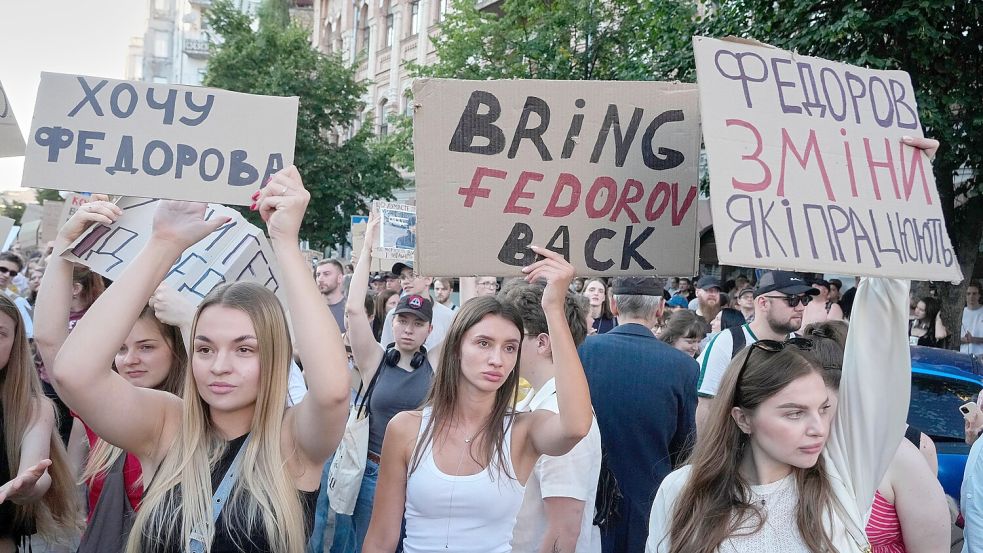 Aktivisten skandieren Parolen während einer Kundgebung, mit der die Entscheidung von Präsident Selensky kritisiert wird, Verteidigungsminister Fedorow zu entlassen. Foto: picture alliance/dpa/AP | Efrem Lukatsky