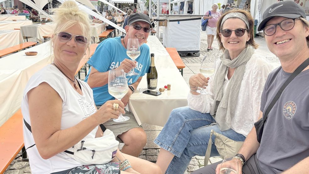 Die ersten Gläser Wein wurden Freitagnachmittag genossen. Foto: Rebecca Schröder