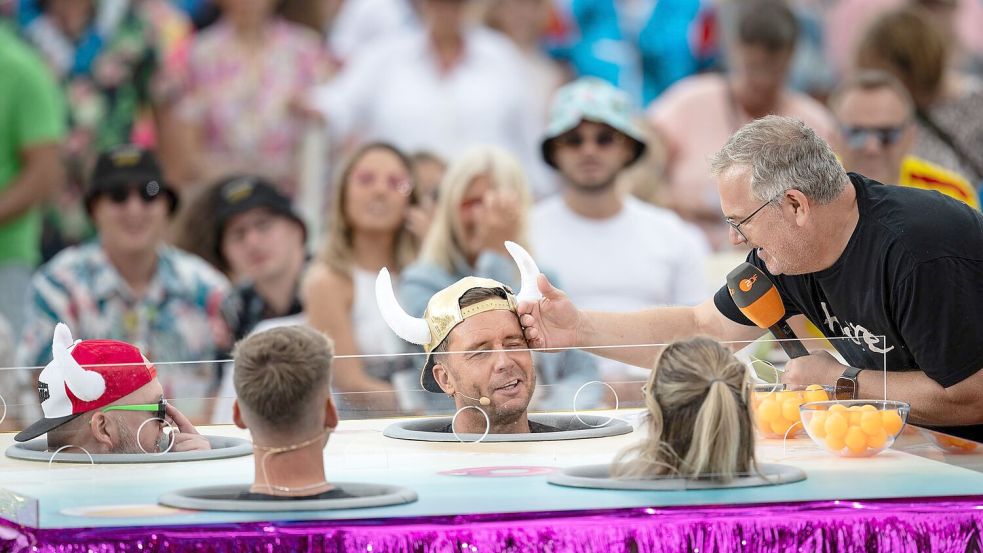 Elton tröstet Lorenz Büffel bei einem der „Fernsehgarten“-Gaga-Spiele. Foto: Hannes P. Albert/dpa
