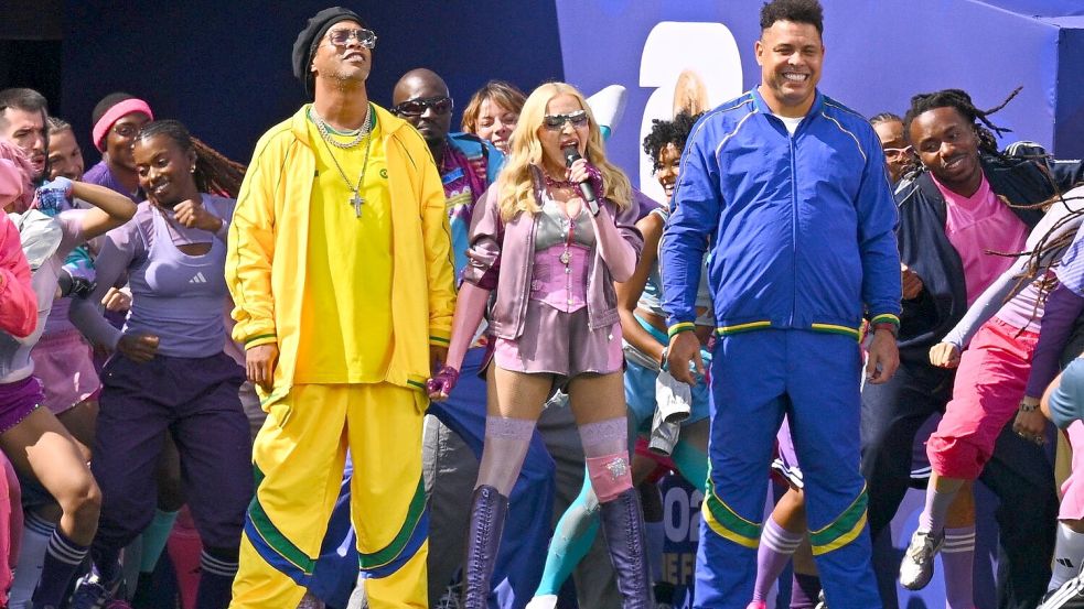 Bunte Mischung: Madonna mit Brasiliens Fußballlegenden Ronaldinho (l) und Ronaldo. Foto: Tom Weller/dpa