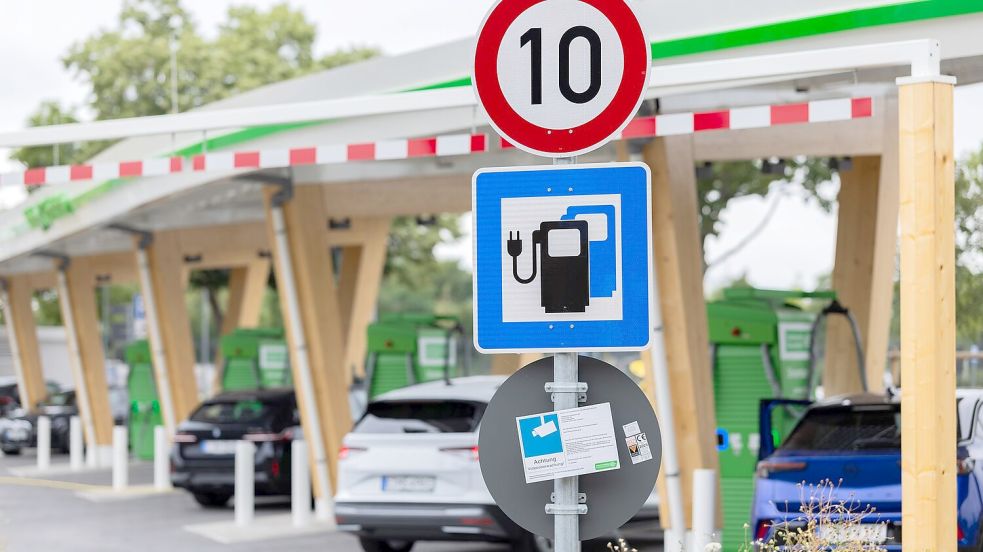 Inflationsbereinigt sind Elektroautos in den vergangenen Jahren deutlich billiger geworden. (Archivbild) Foto: Rolf Vennenbernd