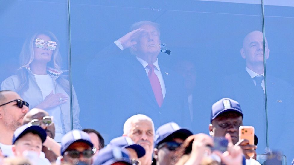 Donald Trump (M) verfolgte das Spiel zwischen seiner Frau Melania und FIFA-Präsident Gianni Infantino. Foto: Tom Weller/dpa