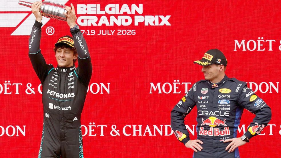 Verstappen (rechts) kann nur zuschauen, wie Antonelli den Siegerpokal in die Luft reckt. Foto: Geert Vanden Wijngaert