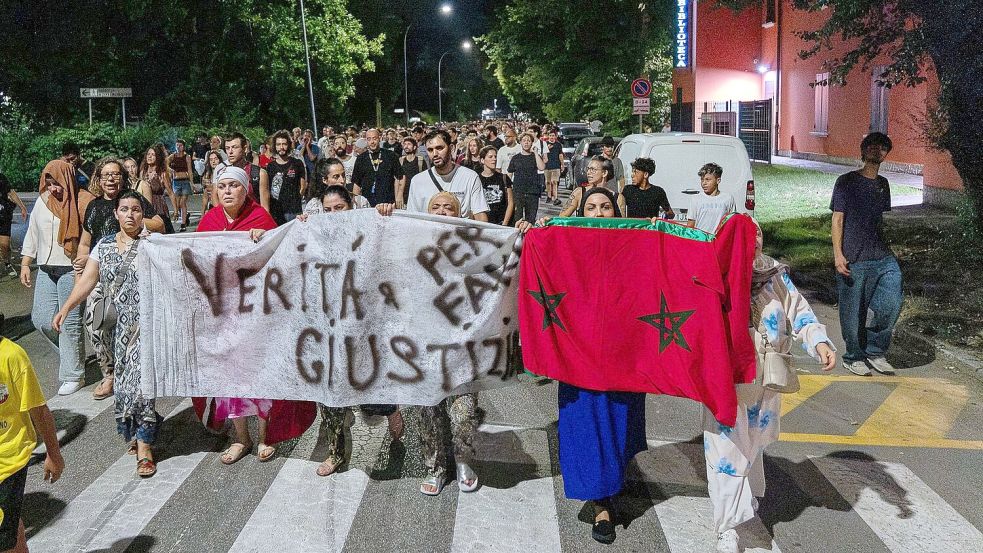 Demonstranten zeigen ihre Solidarität mit der Familie des Opfers. Foto: Leonardo Garavaglia