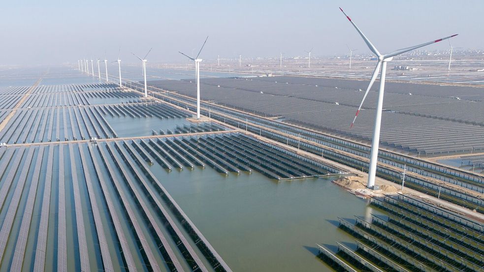 China setzt den Ausbau von Wind- und Sonnenenergie fort. (Symbolbild) Foto: Ng Han Guan/AP/dpa