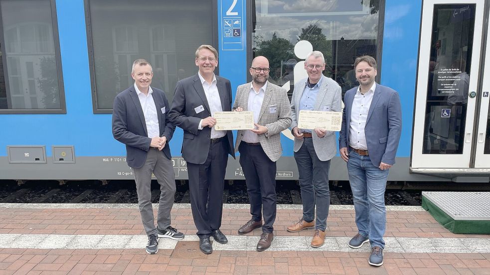Die Landräte Marc-André Burgdorf (Emsland, 2. v. l.) und Johann Wimberg (Cloppenburg) (3. v. l.) rühren gemeinsam mit Kreisentwicklungsdezernent Michael Steffens (l.), Ansgar Meyer, Erster Kreisrat des Landkreises Cloppenburg (2. v. r.), und Daniel Plaggenborg von der EEB die Werbetrommel für die Reaktivierung der Strecke Meppen – Essen (Oldb.) Foto: Landkreis Emsland