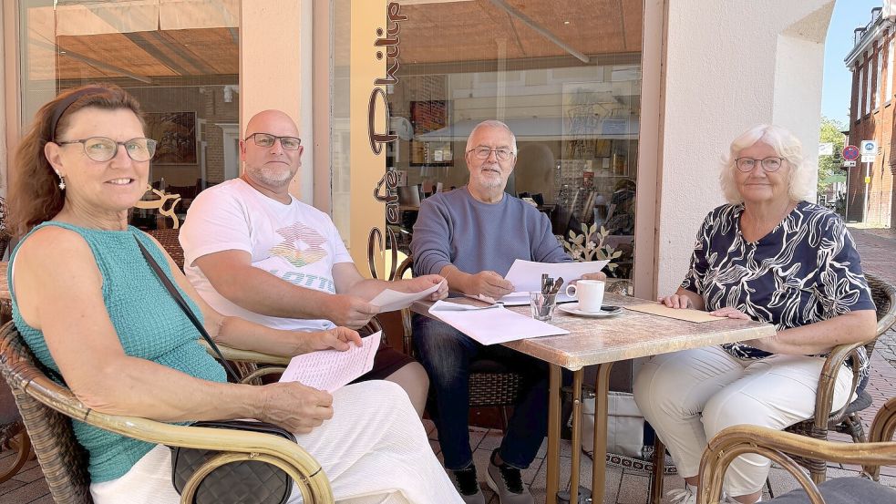 Gertrud de Wall (von links), Wilfred de Wall, Erold Rudolf Buder und Karin Kruse. (Nicht auf dem Bild: Heike Ostermann). Foto: Tabea Lüders