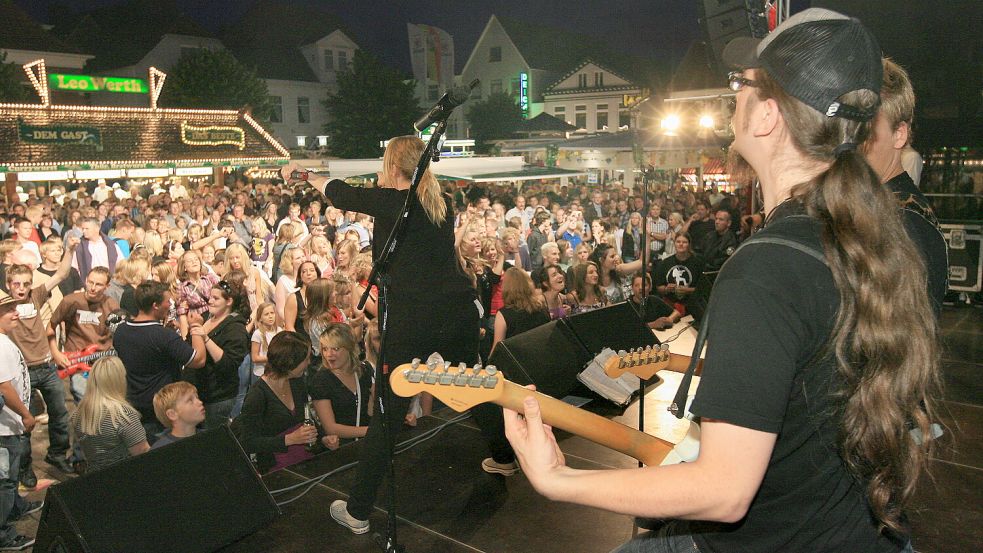 In Aurich wird am 15. und 16. August Stadtfest gefeiert. Es gibt jede Menge Live-Musik auf den Bühnen in der Innenstadt. Foto: Klaus Ortgies/Archiv