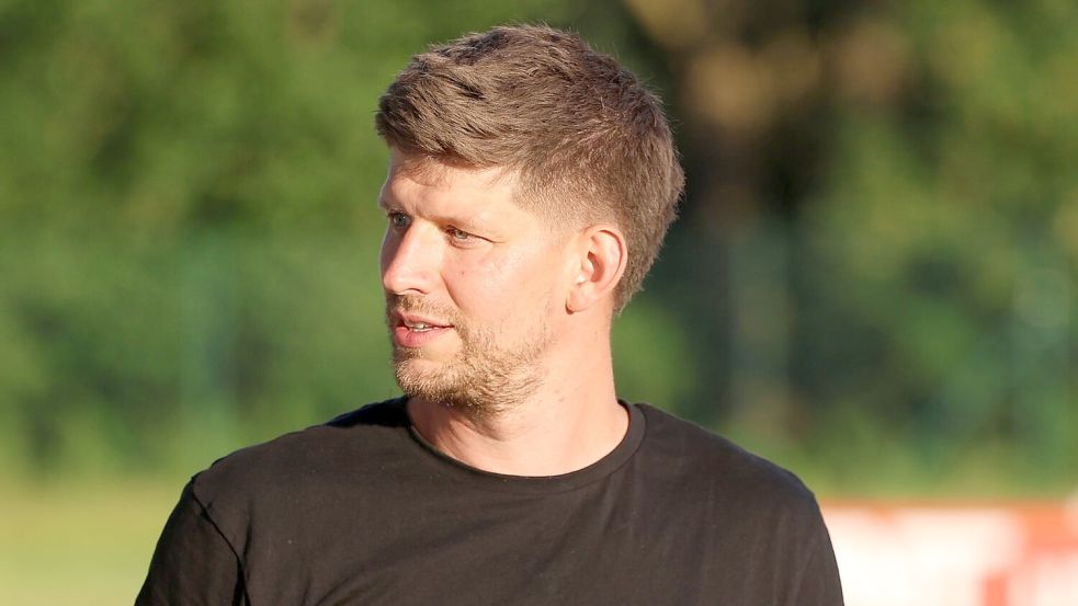 Für den 35-jährigen Max Beccard beginnt sein zweites Jahr als Coach beim SV Wallinghausen. Foto: Wilfried Gronewold