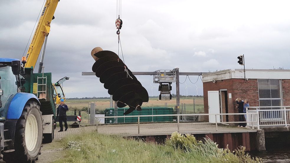Die Wasserschöpfschnecke wurde mithilfe eines Schwerlastkrans ausgebaut. Foto: Entwässerungsverband Emden