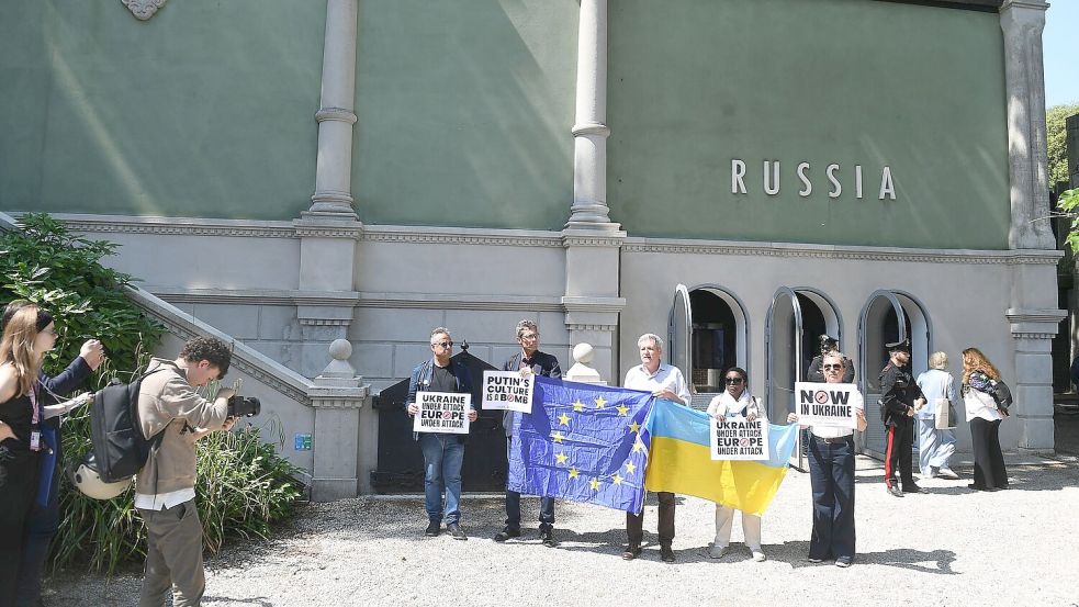 Demonstranten erinnern im Mai vor dem russischen Pavillon an den Angriffskrieg Russlands gegen die Ukraine. (Archivbild) Foto: Felix Hörhager