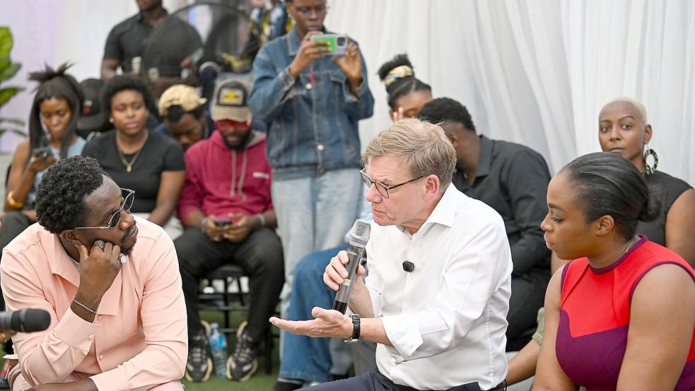 Außenminister Johann Wadephul (CDU) trifft sich in der nigerianischen Wirtschaftsmetropole Lagos mit jungen Influencerinnen und Influencern. Foto: Soeren Stache/dpa