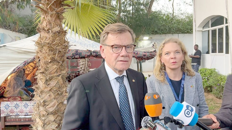 Außenminister Johann Wadephul (CDU) äußert sich in der mauretanischen Hauptstadt Nouakchott beim Besuch eines UN-Projekts zur Extremismusprävention und Deradikalisierung. Foto: Soeren Stache