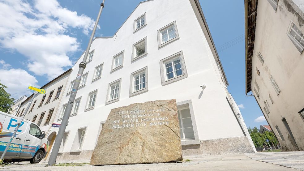 Der Umbau zur Polizeistation soll Hitlers Geburtshaus in Österreich für Neonazis unattraktiv machen. Foto: Peter Kneffel