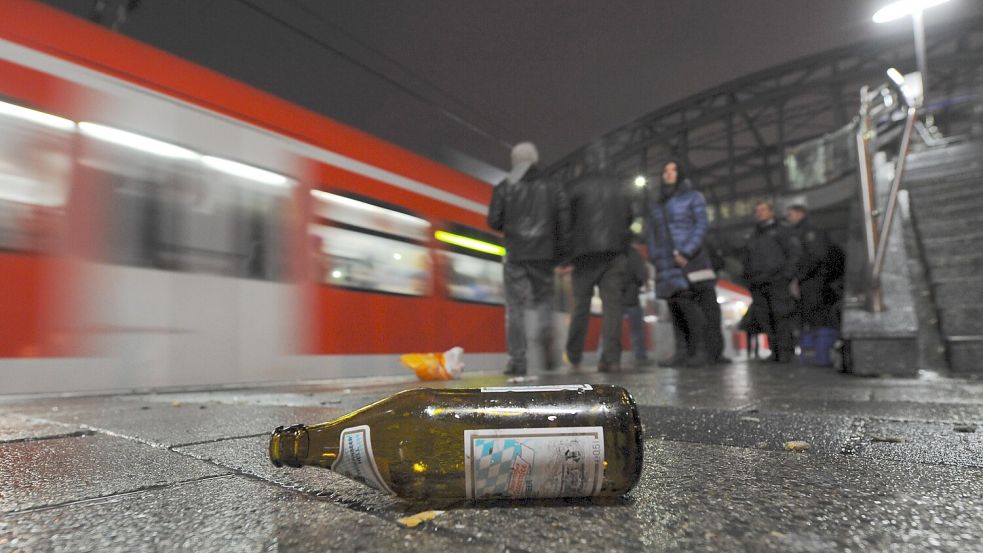 Die Deutsche Bahn plant ein striktes Alkoholverbot an allen Bahnhöfen. Eine lückenlose Kontrolle an 5400 Bahnhöfen durch die Bundespolizei und DB-Sicherheit ist jedoch schlichtweg eine Illusion. Foto: dpa/Tobias Hase