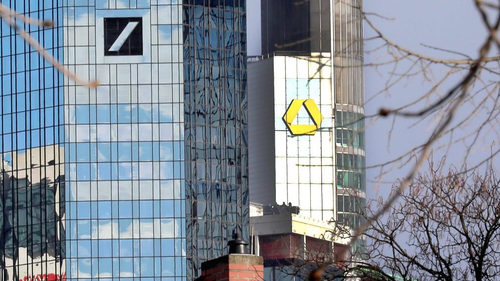 Bei der Deutschen Bank (linkes Gebäude) in Frankfurt soll es eine Razzia geben. Foto: IMAGO/Hannelore Foerster