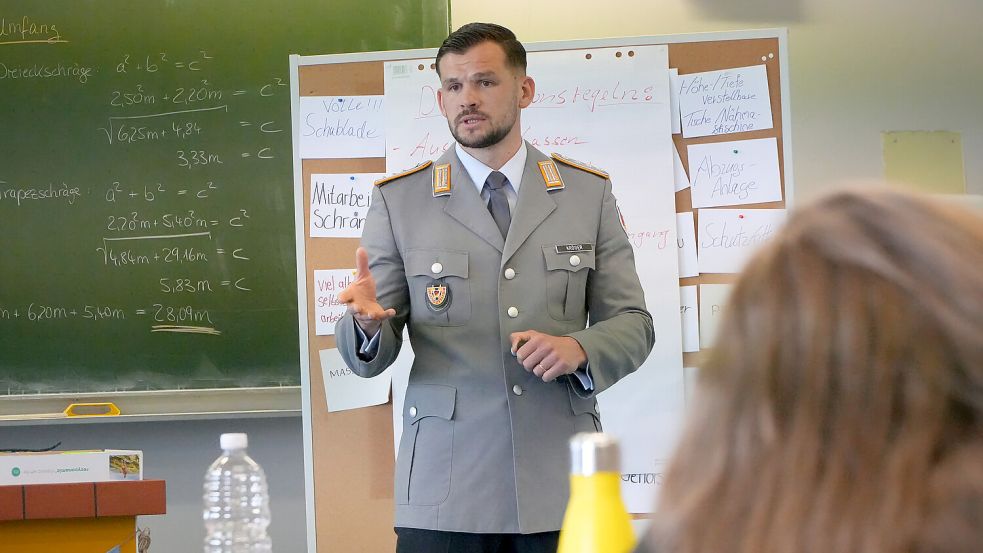 Besucht Schulen und diskutiert dort mit Schülern über internationale Sicherheitspolitik: Jugendoffizier Florian Kröger. Immer häufiger drehen sich die Fragen allerdings um das Thema Wehrpflicht. Foto: Finn Lasse Streckwaldt