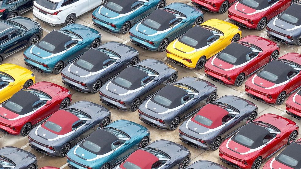 Elektroautos (hier Modelle des chinesischen MG Cyberster) sind häufig preislich nicht mehr luxuriöser als Verbrenner. Foto: CN-STR / AFP