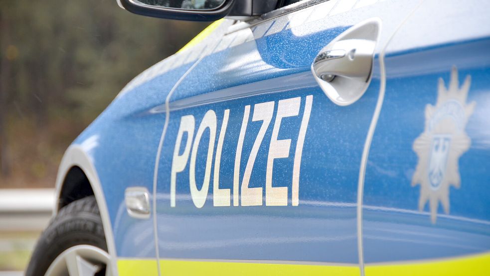 In Ramsloh soll ein 29-Jähriger unter anderem Steine auf einen Streifenwagen geworfen haben. Symbolfoto: Bundespolizei