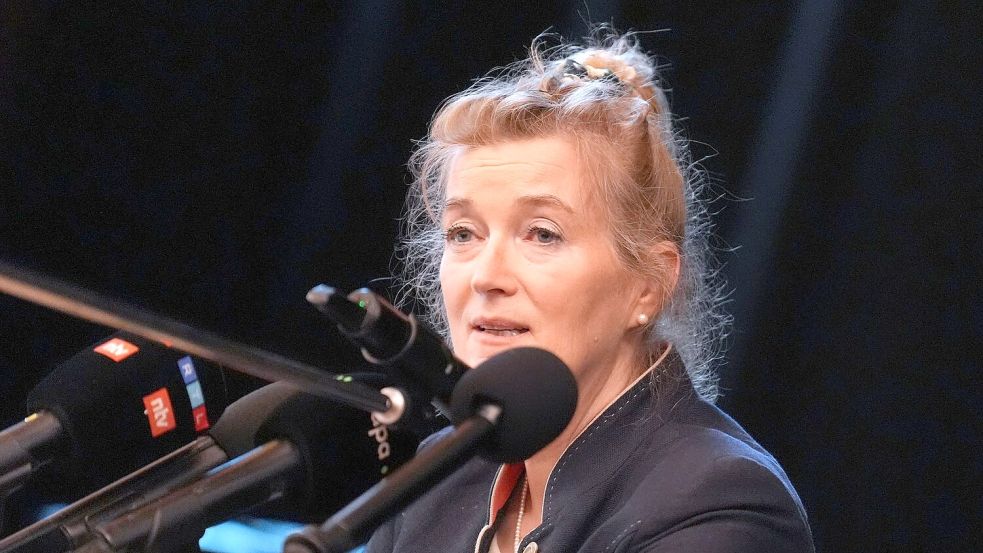 Tierärztin Kirsten Tönnies spricht während einer Pressekonferenz im Hamburg-Haus Eimsbüttel zum Buckelwal Timmy. Foto: Marcus Brandt/dpa