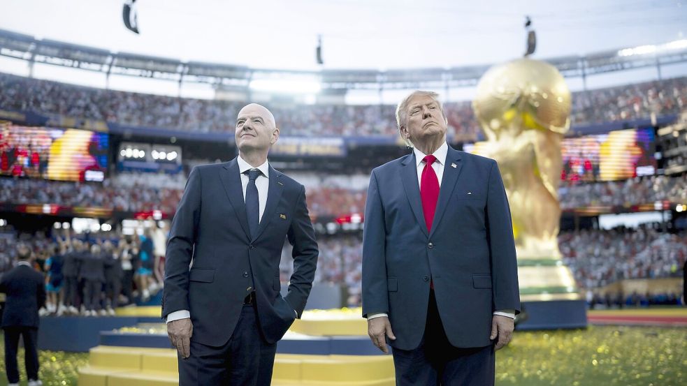 Gianni Infantino (links) und Donald Trump haben durch die Fußball-WM in den USA zuletzt viel miteinander zu tun gehabt und verstehen sich gut. Foto: IMAGO/White House/Daniel Torok