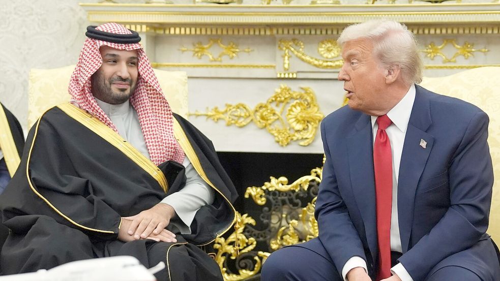 Der saudi-arabische Kronprinz bin Salman und US-Präsident Trump demonstrieren Nähe. (Archivbild) Foto: Evan Vucci/AP/dpa