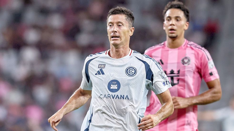 Robert Lewandowski (l) hat sein Debüt in der MLS mit Chicago Fire verloren. Foto: Chris Arjoon