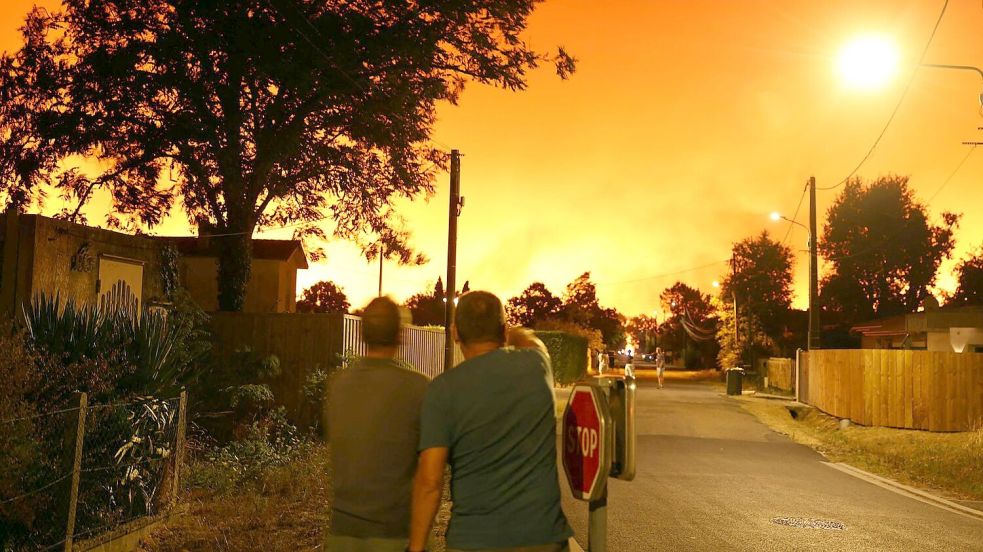Der massive Waldbrand trifft die Region mitten in der Hochsaison. Foto: Romain Perrocheau/AFP/dpa