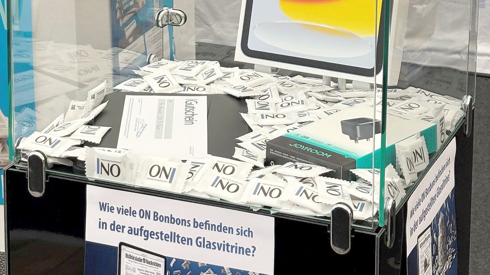 Knifflige Aufgabe: Die Teilnehmer des Gewinnspiels mussten die Anzahl der Bonbons in der Vitrine tippen. Am Ende lag die Lösung bei 124 Bonbons. Foto: Udo Hippen