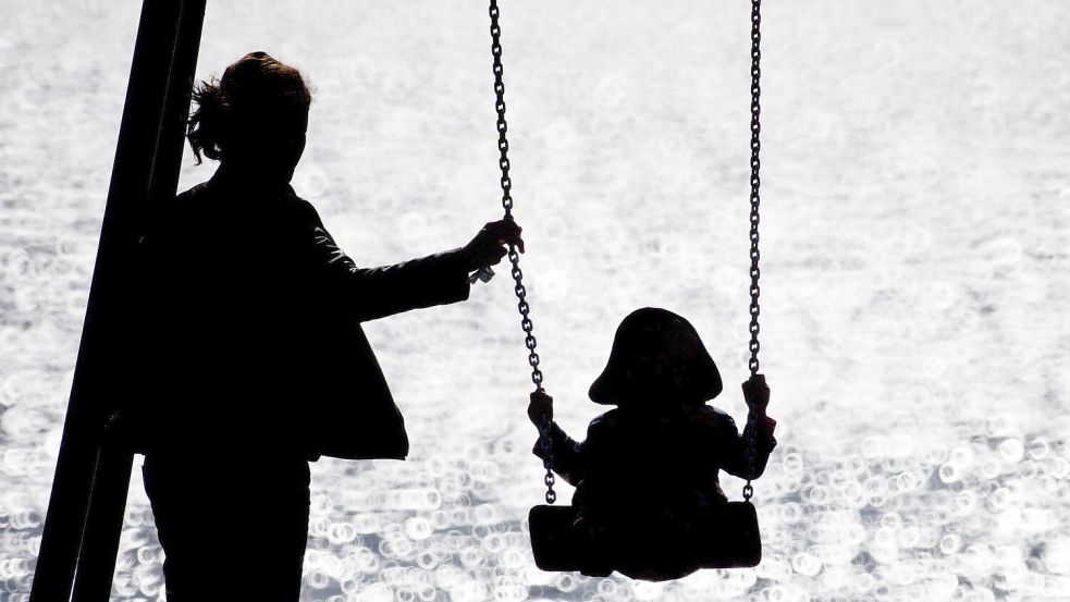 Laut den Daten lebten 2025 insgesamt rund 2,36 Millionen Kinder unter 18 Jahren in einer Alleinerziehenden-Familie. (Symbolbild) Foto: Christian Charisius/dpa