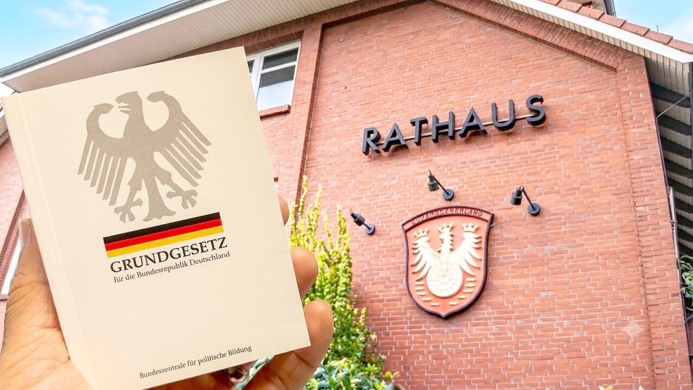 Gibt es Zweifel an der Verfassungstreue der Südbrookmerlander Bürgermeisterkandidaten? Wir haben im Rathaus nachgefragt. Foto: Holger Janssen