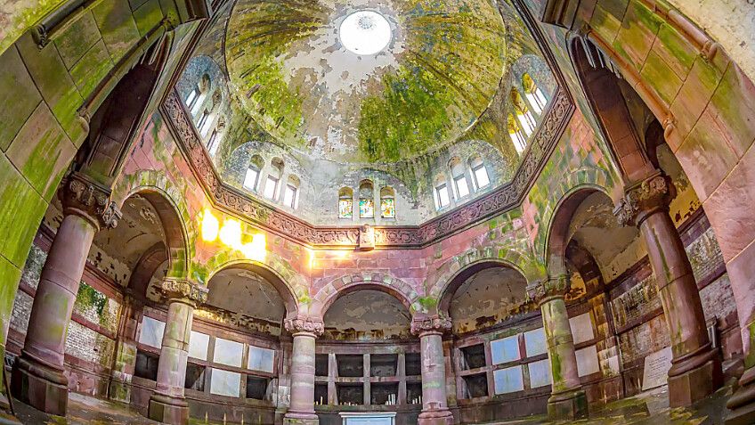 Morbide Pracht: Das Mausoleum Schröder auf dem Friedhof Ohlsdorf soll nun endlich saniert werden. Foto: Florian Quandt