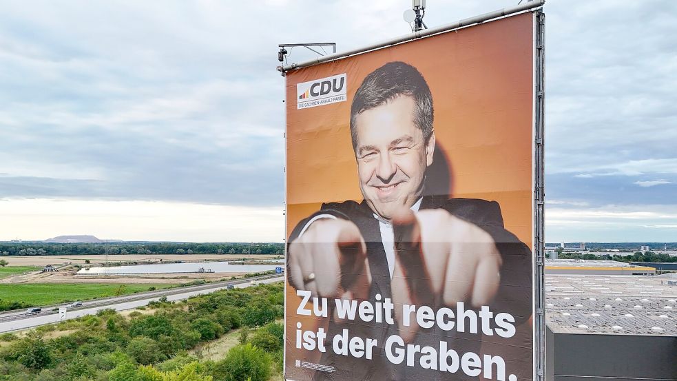 Ein 40 Meter hoher Werbeturm mit einem der größten Wahlplakate in Sachsen-Anhalt steht an der Bundesautobahn 2 (Aufnahme mit einer Drohne). (Archivbild) Foto: Peter Gercke