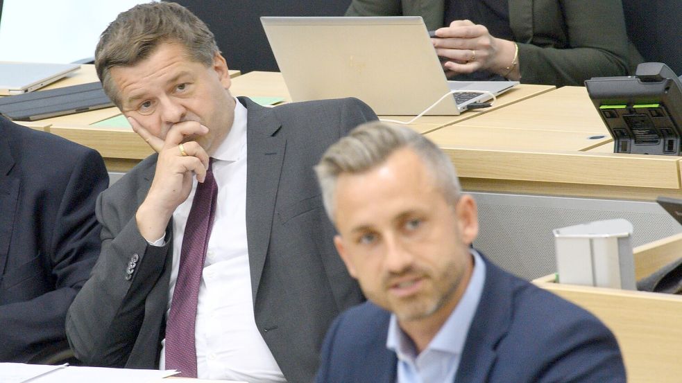 Reden? Kooperieren? CDU-Spitzenkandidat und Ministerpräsident Sven Schulze blickt auf seinen AfD-Herausforderer Ulrich Siegmund. (Archivbild) Foto: Klaus-Dietmar Gabbert/dpa