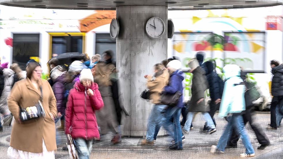 Viele Menschen brauchen soziale Leistungen, die Sozialleistungsquote steigt. (Symbolbild) Foto: Britta Pedersen/dpa