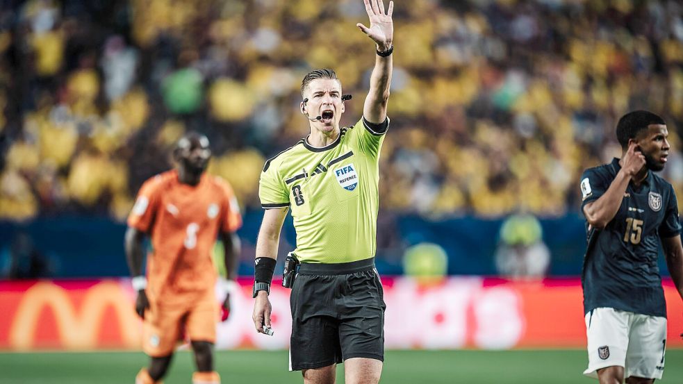 Countdown für die Ausführung eines Abstoßes: Schiedsrichter Francois Letexier macht es vor bei einem Spiel in Philadelphia bei der WM Foto: IMAGO/Justus Stegemann