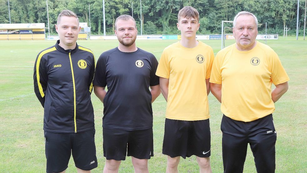 Die Neuen beim TuS Middels (von links): Betreuer Sven Böhling, Kai Barkhoff, Arjen Cornelius und Trainer Jerzy Klukowski. Foto: Wilfried Gronewold
