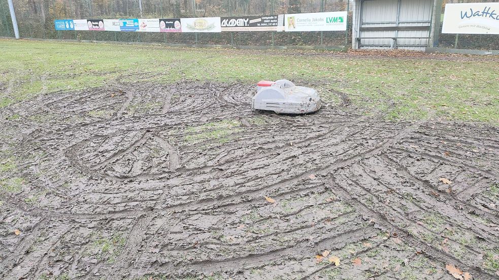 Mitte November 2025: Der Mähroboter der SG Egels-Popens verwüstete vor der Trainerbank das Spielfeld und verwandelte es in eine Mondlandschaft. Foto: privat