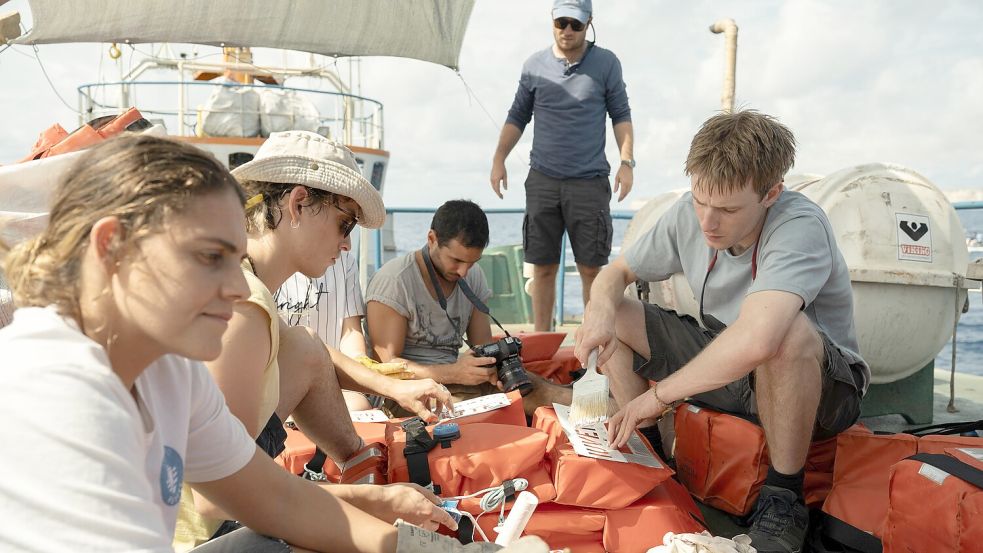 Die Stimmung auf dem Schiff ist mitunter recht angespannt. Foto: Netflix/Reiner Bajo