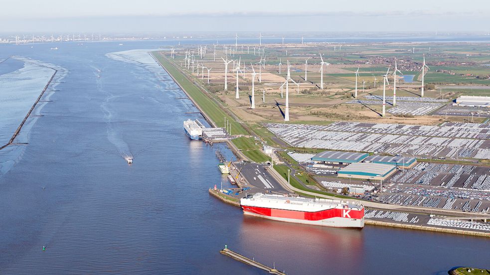 Die Autoverladung am Außenhafen: Emden ist drittgrößter Umschlaghafen für Autos in Europa. Foto: Tobias Bruns/Archiv